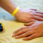 Чувствительные браслеты предупредят любителей позагорать о том, что скоро они поджарятся