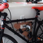 Велосипедная фара проектирует информацию прямо на дорогу