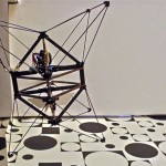 Летающий робот сам крепится к стенам