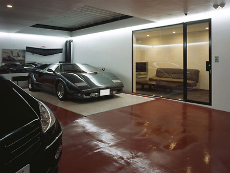 спорткар Lamborghini Countach в доме