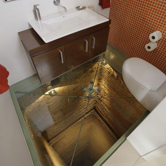 Стеклянный пол в туалете 