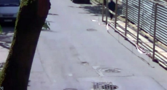 Land-Rover-Goes-Flying-Carscoop-2 Крышка люка отправила Land Rover Freelander в полет