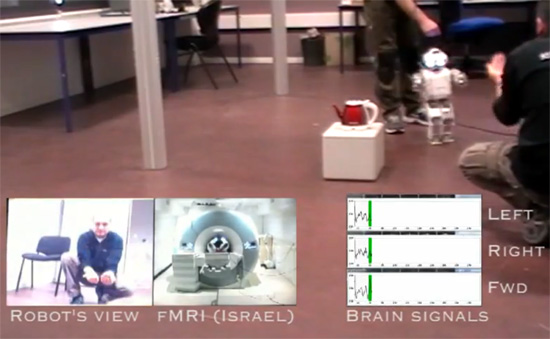 Ученый контролирует движения робота с помощью своего разума
