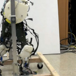 Причудливый двуногий робот способен воссоздавать человеческую походку