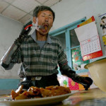 Житель Китая собрал настоящие бионические руки без помощи профессионалов