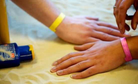 Чувствительные браслеты предупредят любителей позагорать о том, что скоро они поджарятся