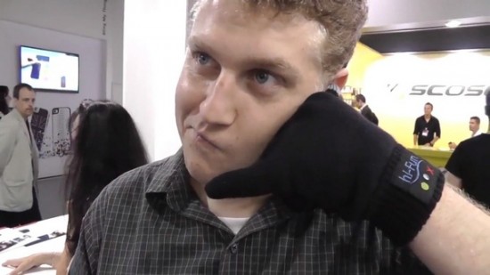 IFA 2012: перчатка-гарнитура для iPhone