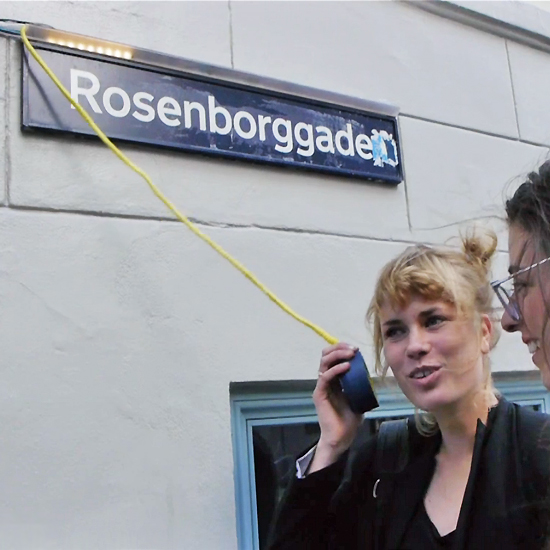 Говорящие уличные знаки помогут произнести слово на чужом языке правильно