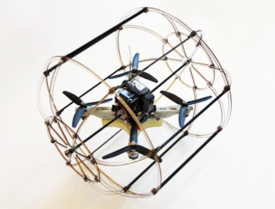 Робот-гибрид, который может и двигаться по земле, и летать 