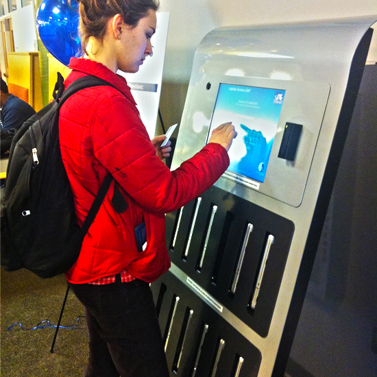 Университет устанавливает автоматы с MacBook