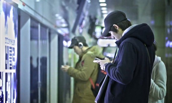 W-Fi-постеры предлагают беспроводной доступ в Интернет и рекламу фильмов одновременно