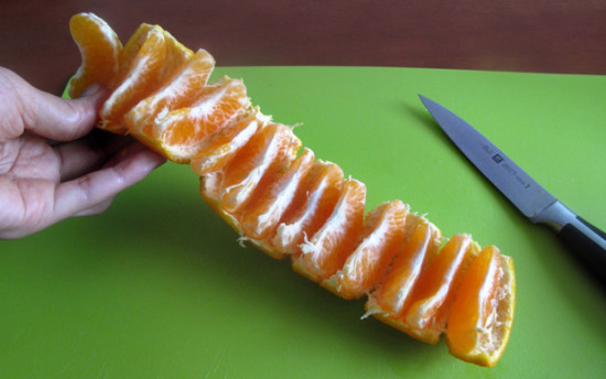 Easy-way-to-eat-mandarin-oranges-without